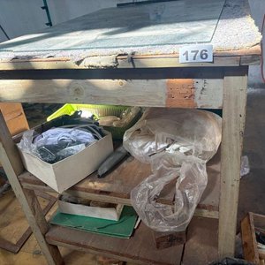 Mesa de Trabajo de Madera con Estantes y Vidrio - imagen 4
