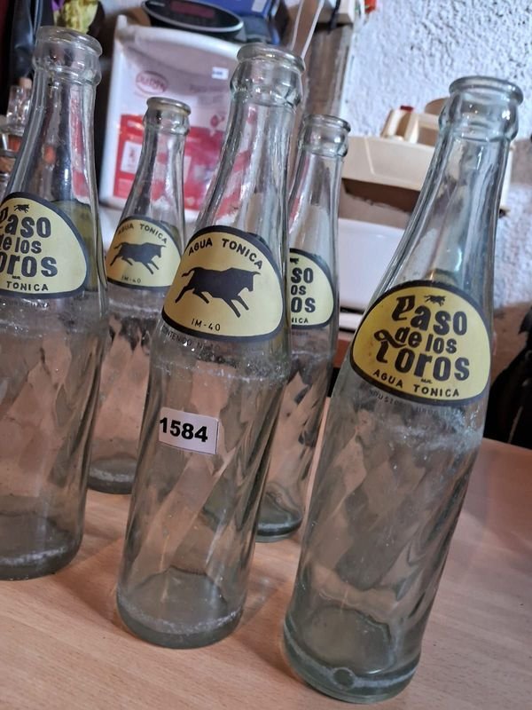 Lote de 6 botellas de vidrio de agua tónica Paso de los Toros - imagen 3