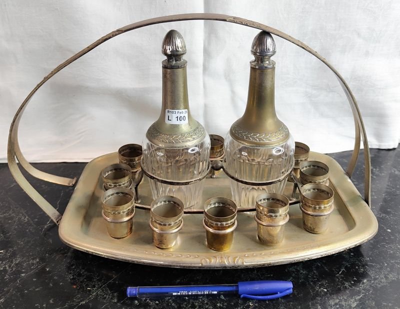 Lote siguiente: Bandeja art Nouveau con dos botellones de tapa metálica