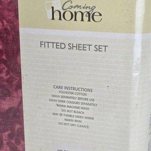 Juego de Sábanas Coming Home para Cama de Dos Plazas, Bordó con Estampados y Detalles Dorados - imagen 3