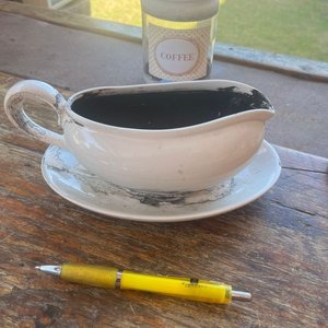 Conjunto de Pocillos de Porcelana con Platillos, Frasco para Café y Salsero de Cerámica - imagen 8