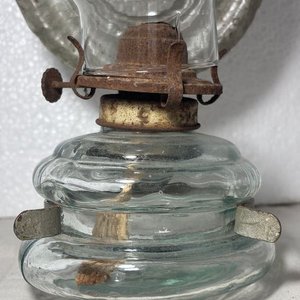 Antiguo Farol de Vidrio con Base Acanalada y Soporte Metálico - imagen 2