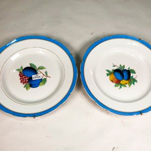 Par de Platos de Porcelana Blanca con Frutas y Borde Celeste - imagen 2