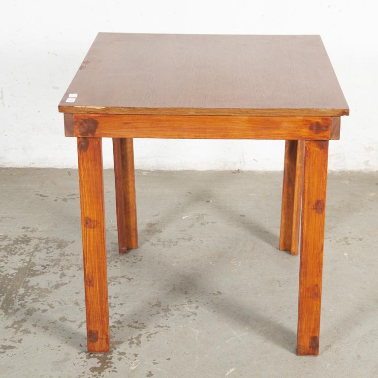 Mesa de Bar Cuadrada con Detalle en Enchapado y Lustre