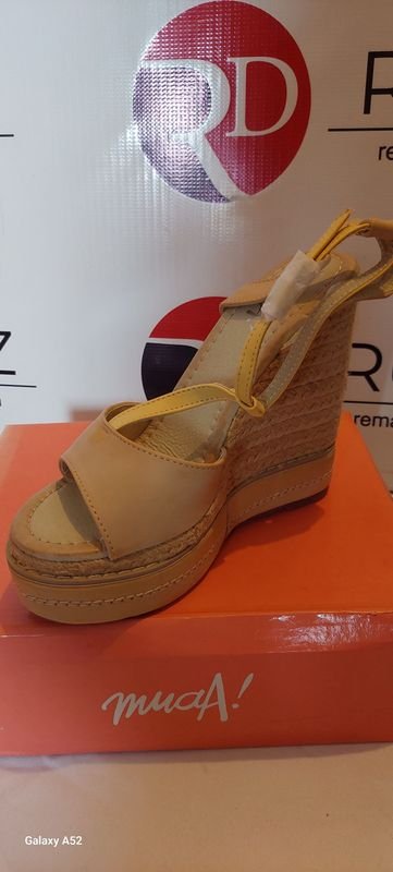 Zapatos de tacón alto beige para personas altas - imagen 2