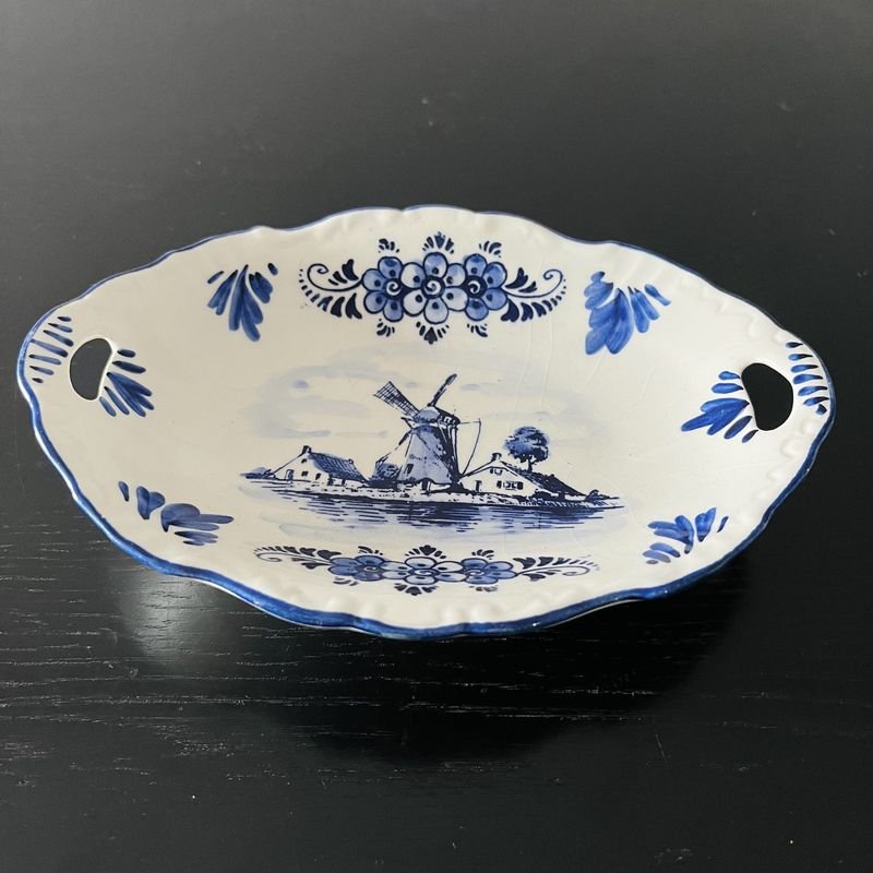 Dos ceniceros en cristal y fuente holandesa en porcelana pintada con motivo de molinos - imagen 5