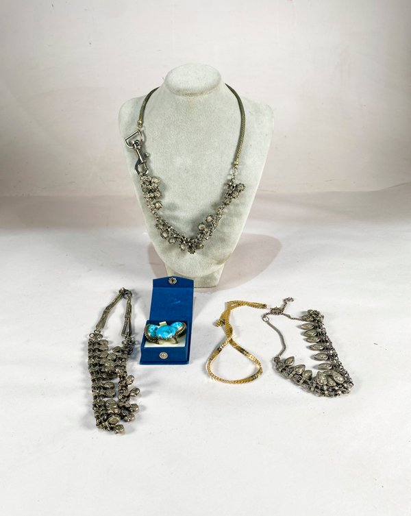 Conjunto de Bijouterie: Tres Collares, un Par de Aros y un Anillo - imagen 1
