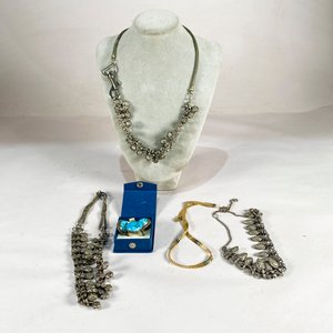 Conjunto de Bijouterie: Tres Collares, un Par de Aros y un Anillo - imagen 1