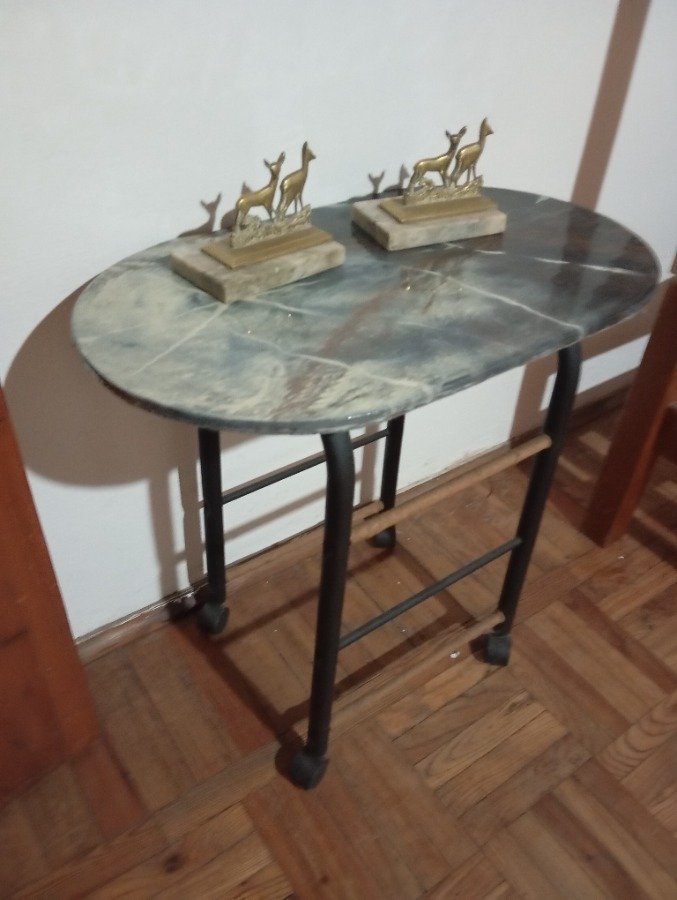 Mesa con tapa imitación mármol y figurines de caballo - imagen 3
