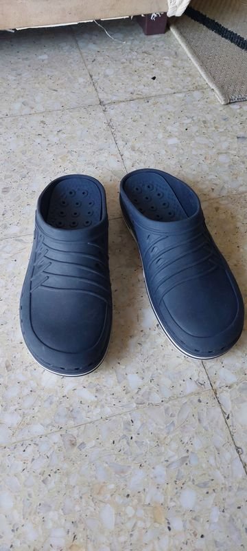 Zapatos SUECOS AZULES de cuero azul y negro - imagen 2