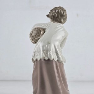 Figura Nao de Porcelana Española: Niña con Cesto y Jarrita - imagen 5