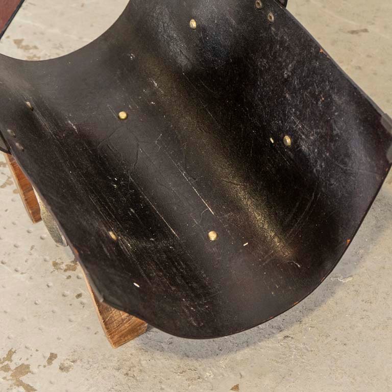 Revistero rústico de madera y cuero con apliques metálicos - imagen 3