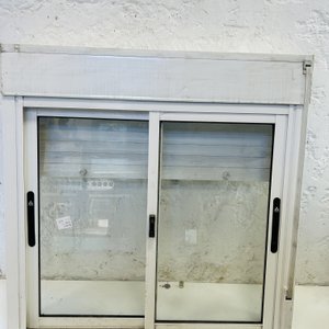 Lote #025a – Ventana de aluminio dos hojas con persiana – 100x100cm - imagen 5