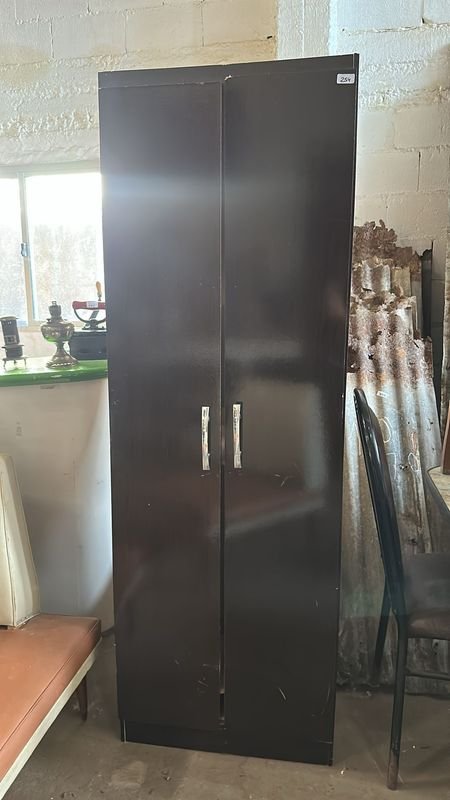 Lote siguiente: Ropero de MDF con puertas dobles
