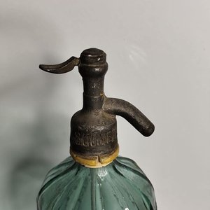 Sifón Antiguo de Vidrio Verde "La Capital" con Pico de Metal - imagen 3