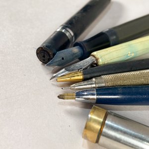 Lote de 6 Utensilios de Escritura: Pluma Fuente, Bolígrafos y Lápiz Mecánico - imagen 2
