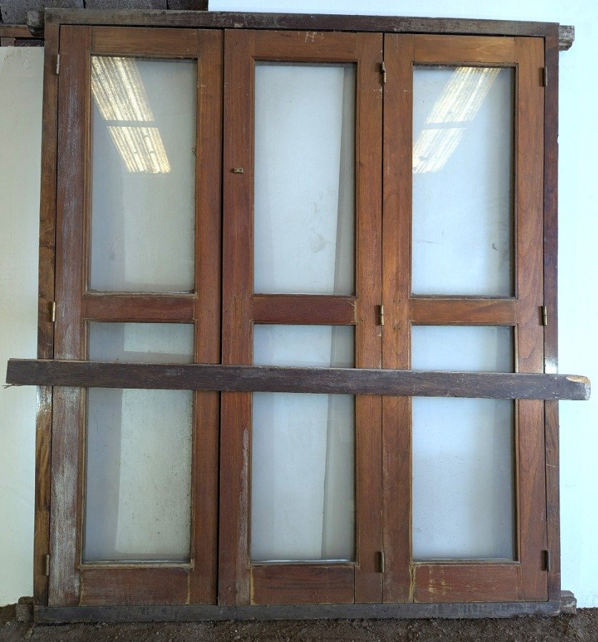 Lote siguiente: Puerta de madera con tres hojas batientes y marco