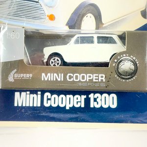 Dos Autos a Escala 1/60: Mini Cooper y Land Rover Defender - imagen 2