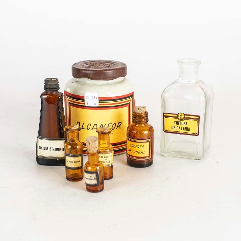 Lote anterior: Colección de botellas de vidrio y porcelana