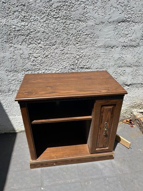 Mueble tipo aparador con diseño antiguo y puerta de patio - imagen 2