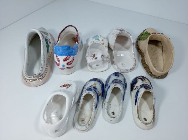 Conjunto de Zuecos y Zapatos Decorativos de Cerámica con Motivos Florales - imagen 1