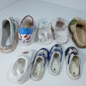 Conjunto de Zuecos y Zapatos Decorativos de Cerámica con Motivos Florales - imagen 1