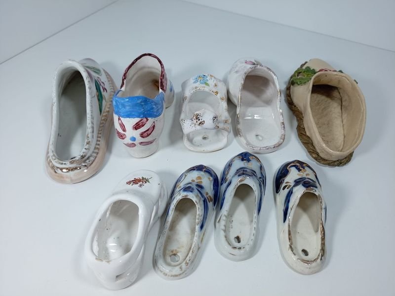 Conjunto de Zuecos y Zapatos Decorativos de Cerámica con Motivos Florales