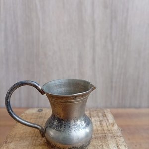 Lote siguiente: Jarra Pequeña de Metal Plateado