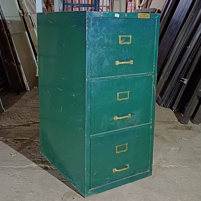 Lote anterior: Gaveta verde de metal con manijas de bronce