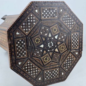 Mesa Turca Octogonal con Incrustaciones de Madera y Nácar - imagen 3