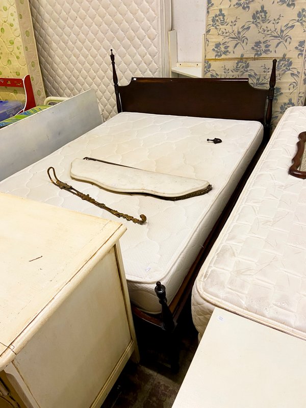 Respaldo de Cama Estilo Clásico en Madera Oscura