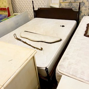 Lote siguiente: Respaldo de Cama Estilo Clásico en Madera Oscura