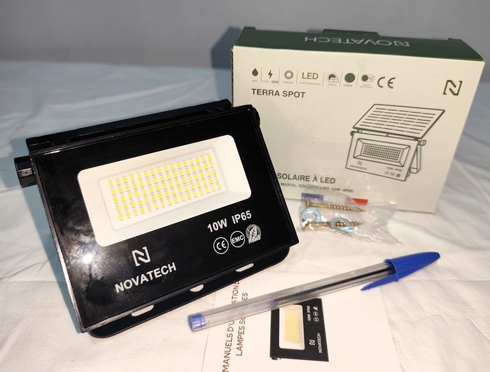 Foco LED Solar Recargable 10W IP65 Nuevo en Caja