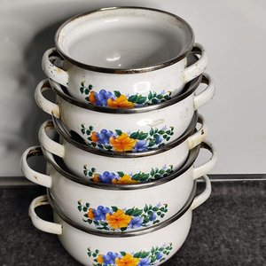 Lote de 5 Ollas Esmaltadas Blancas con Motivo Floral y Tapas - imagen 4