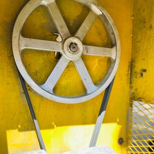 Hormigonera a Nafta Amarilla con Motor y Rueda de Arranque - imagen 4