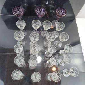 L 294 - 23 Piezas - Importante lote de 23 copas de licor en cristal tallado con base redonda, incluyendo 4 copas con detalle de color en tonos violetas - imagen 4