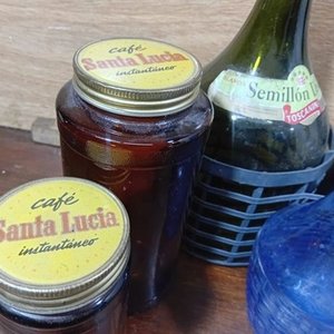 Lote de Frascos y Botellas Decorativas de Vidrio Azul, Ámbar y Verde - imagen 2
