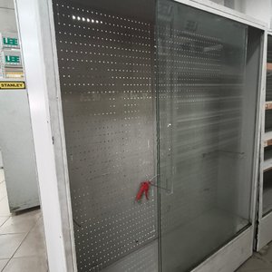 Vitrina Metálica con Frente de Vidrio y Fondo Perforado - imagen 3