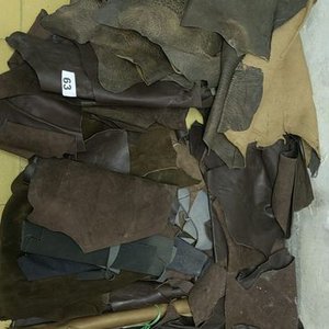 Lote de Recortes de Cuero: Variedad de Texturas y Colores - imagen 3
