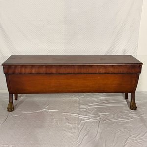 Lote anterior: Gran Mostrador/Consola de Madera con Labrados y Patas de León Doradas
