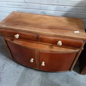 Mueble bajo de madera con ruedas y puertas curvas - imagen 6
