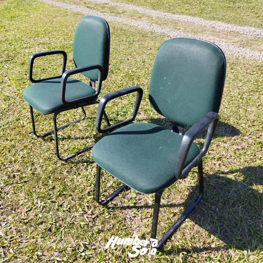 Par de Sillas Modernas Tapizadas en Tela Verde con Apoyabrazos