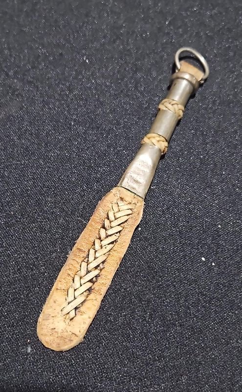 Llavero Artesanal con Bombilla de Plata y Oro