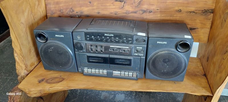 Lote siguiente: Equipo de música boombox con altavoz