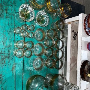 Juego de Vasos y Jarras Dorados con Detalles Florales - imagen 2
