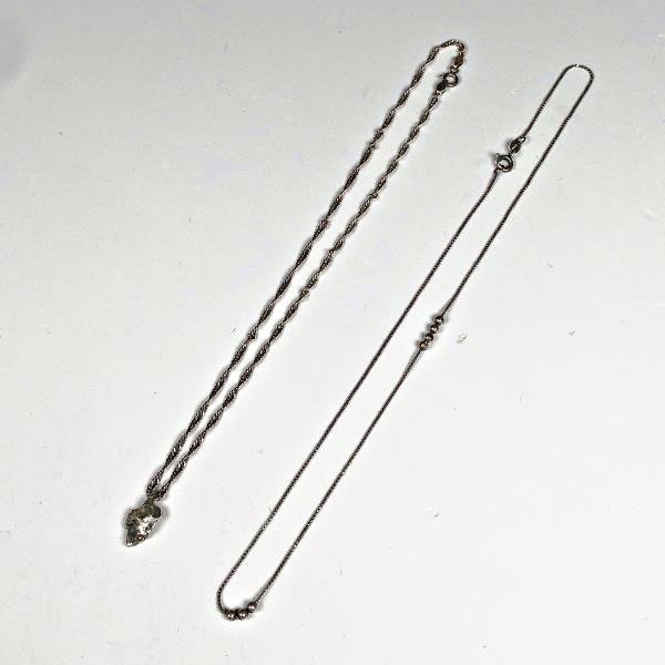 Conjunto de Dos Cadenas de Plata con Dije y Cuentas