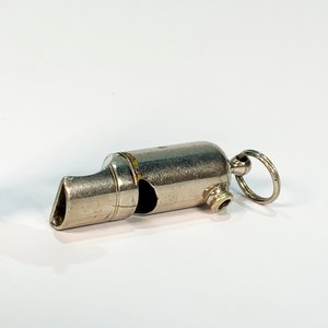 Dos Silbatos Antiguos: Policía de la Capital y Británico de Bronce - imagen 2