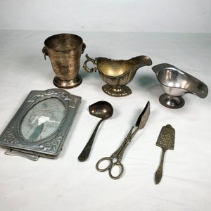 Lote de Metal Vintage: Hielera, Salseras, Portaretrato y Utensilios - imagen 2
