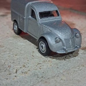 Lote siguiente: Camioneta de Colección Citroën 2CV Gris