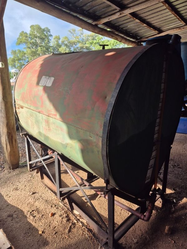 Tanque de chapa de 1500LTS con estructura de hierro sobre patines - imagen 7